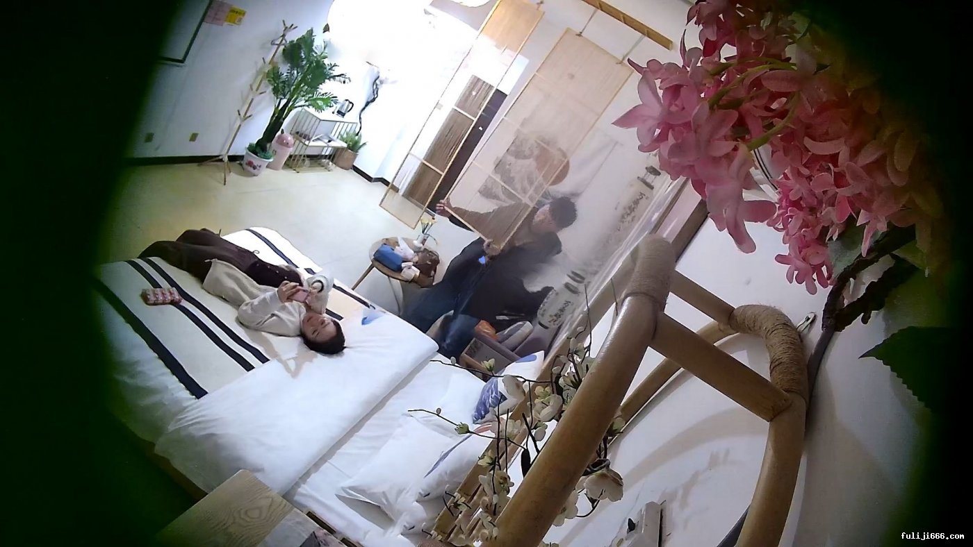 酒店实录-主动穿上丁字裤换上情趣衣等男友来操1.3G