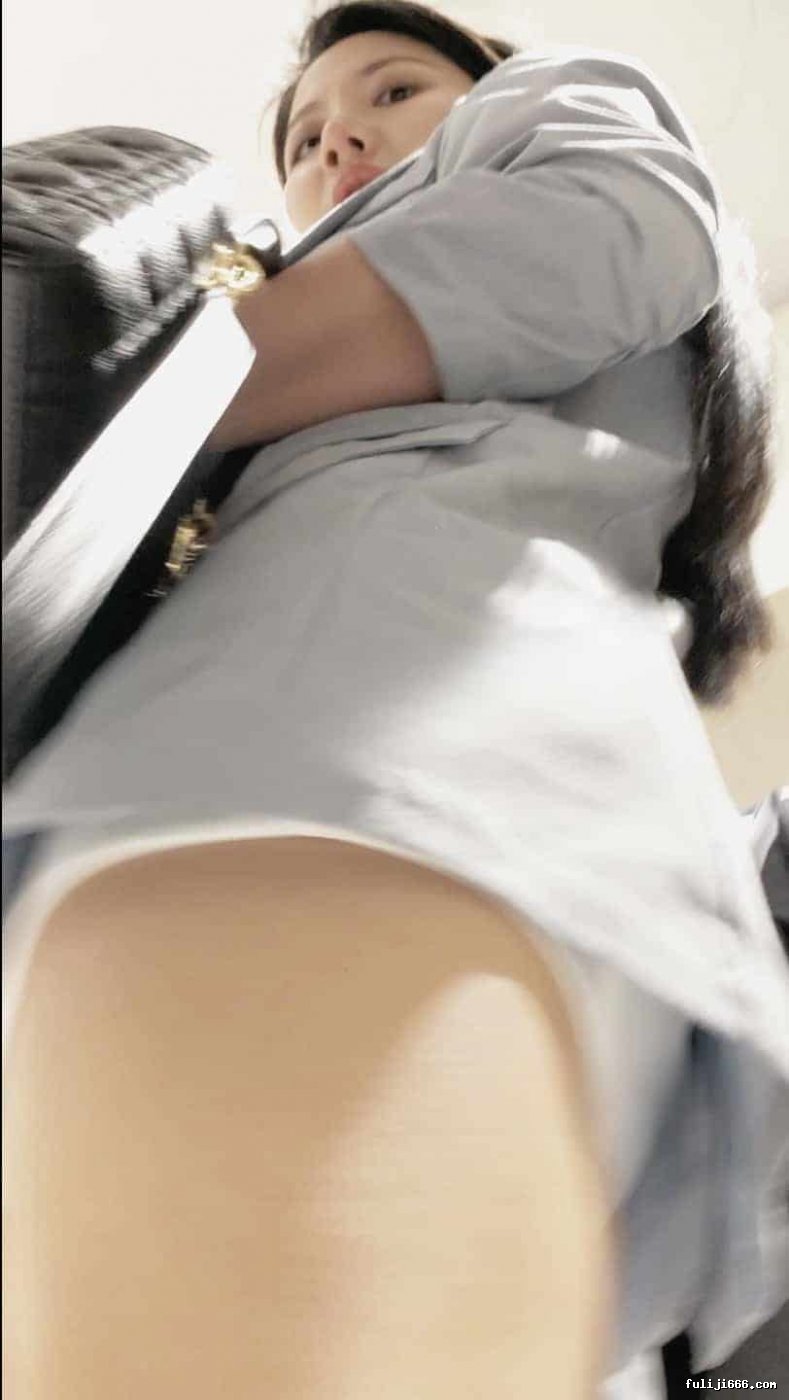 mccd国庆巨献—极品巨乳少妇包臀裙无内逛街1.8G