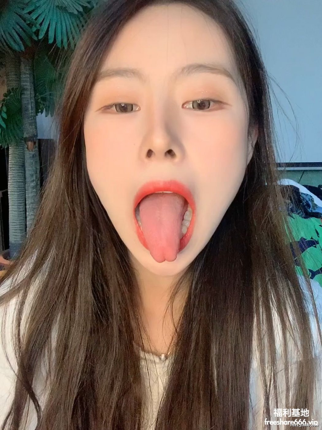 恋物癖：约拍网红脸御姐日常第一视角口腔口腔牙齿定制32V/13G
