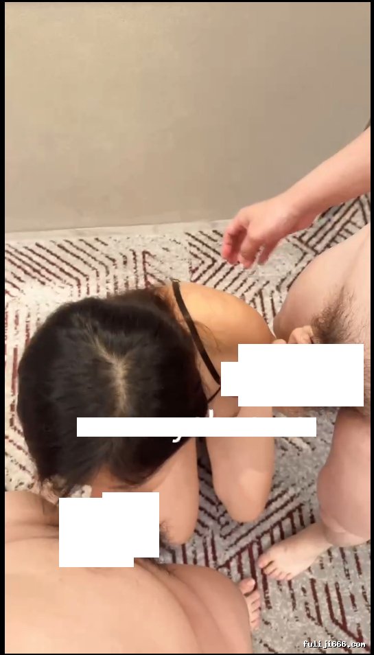 抖音巨乳李雅最新3p 被俩个猛男干到翻白眼2V/185M