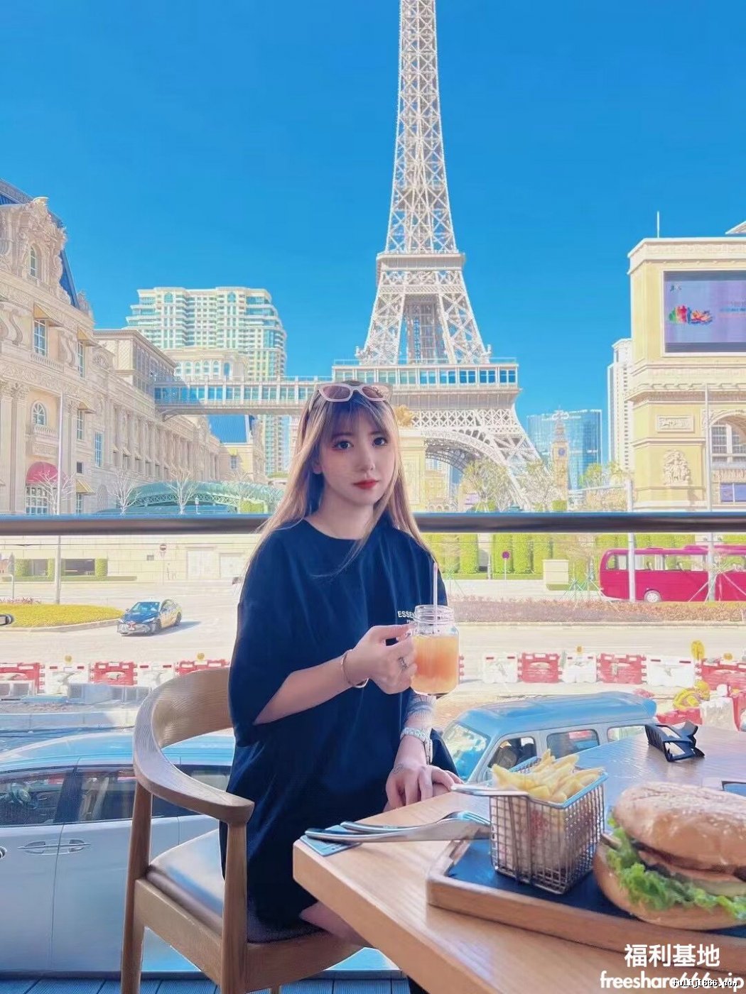 网红穿秋裤的猫等4位美女图影泄密31P/25V/313M