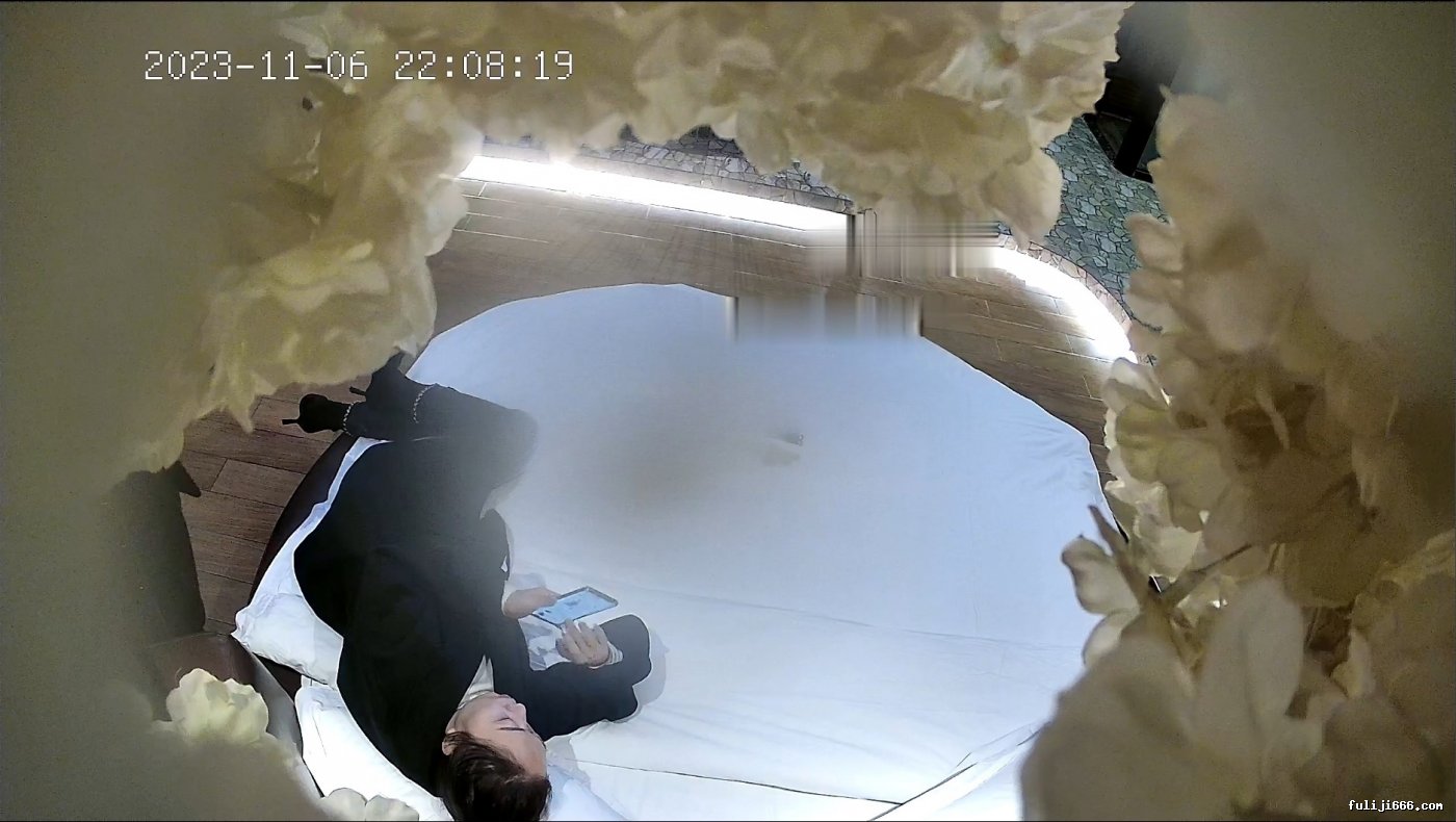 酒店偷拍 一天两个骚货来挨操 跪着口交 还被拍视频分享3V/3.79G