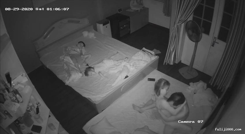 破解摄像头-外遇男偷吃不过瘾,携好友一起操老婆5V/1.33G