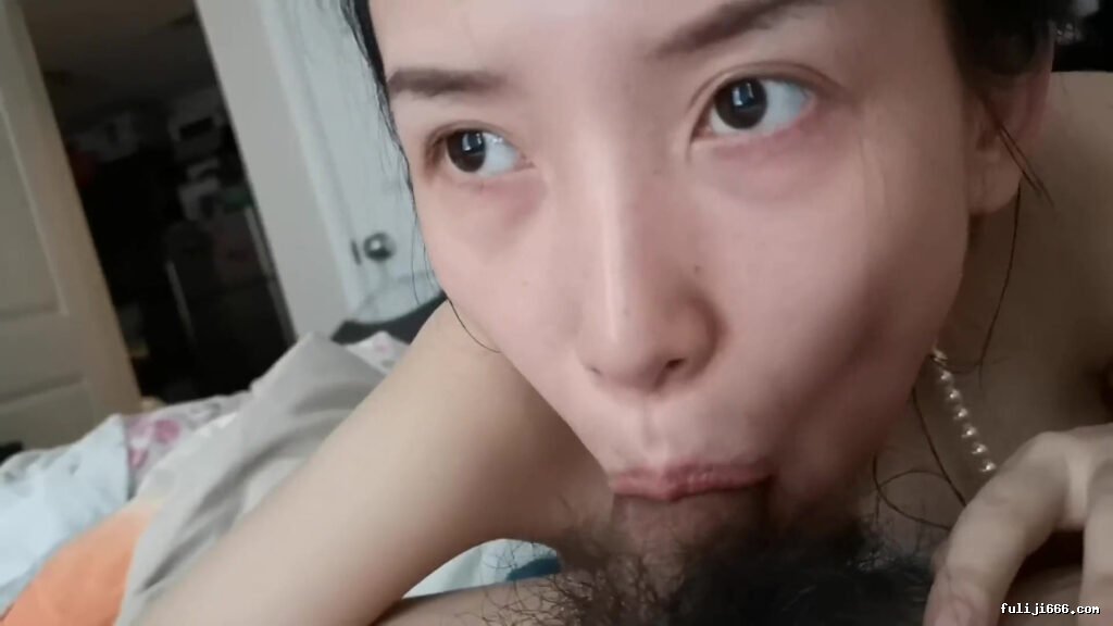 郑州大学徐媛泄密视频无水印版21分钟一边给男友口交一边给母亲打电话